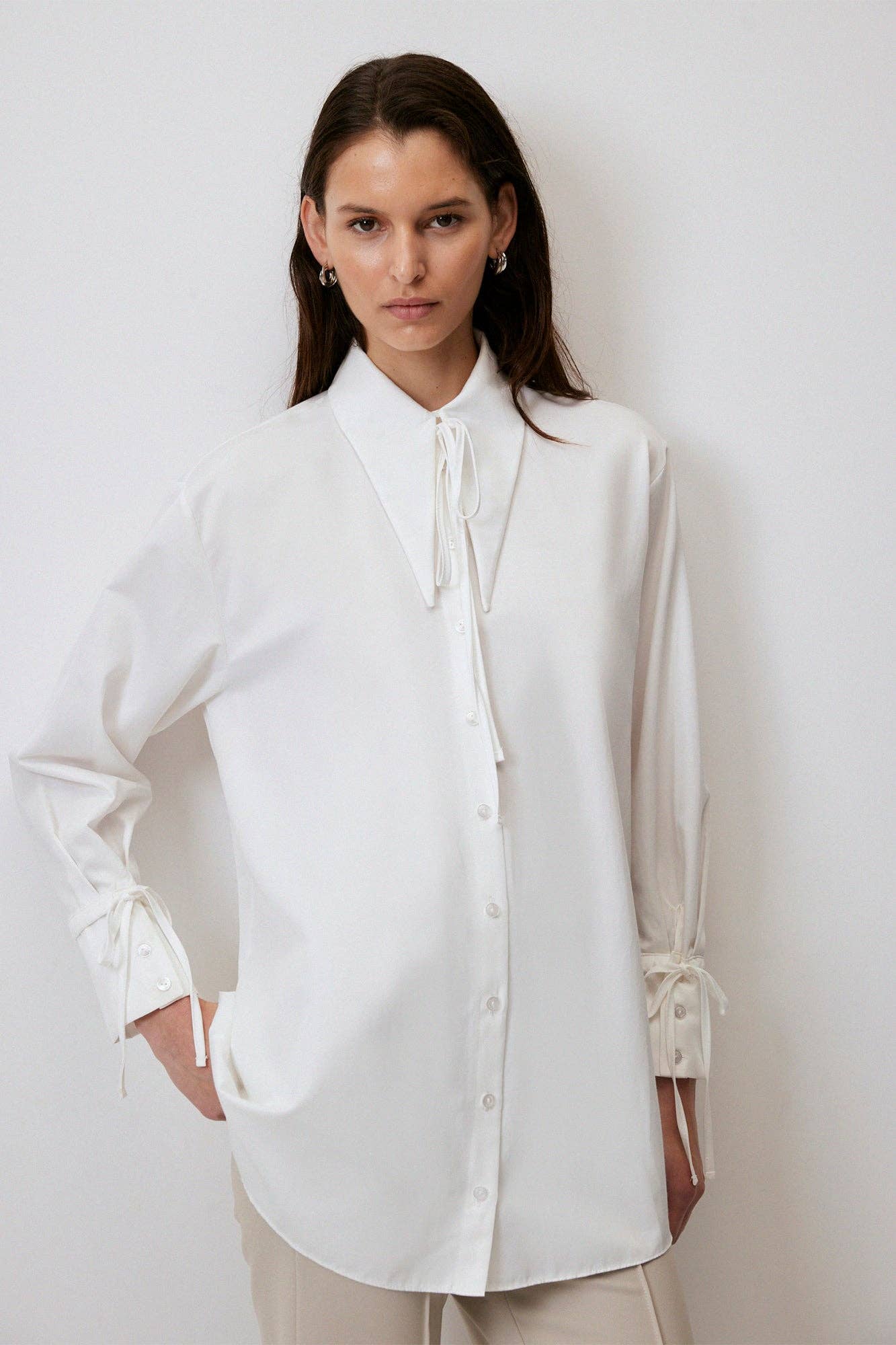Camicia bianca con dettaglio cravatta