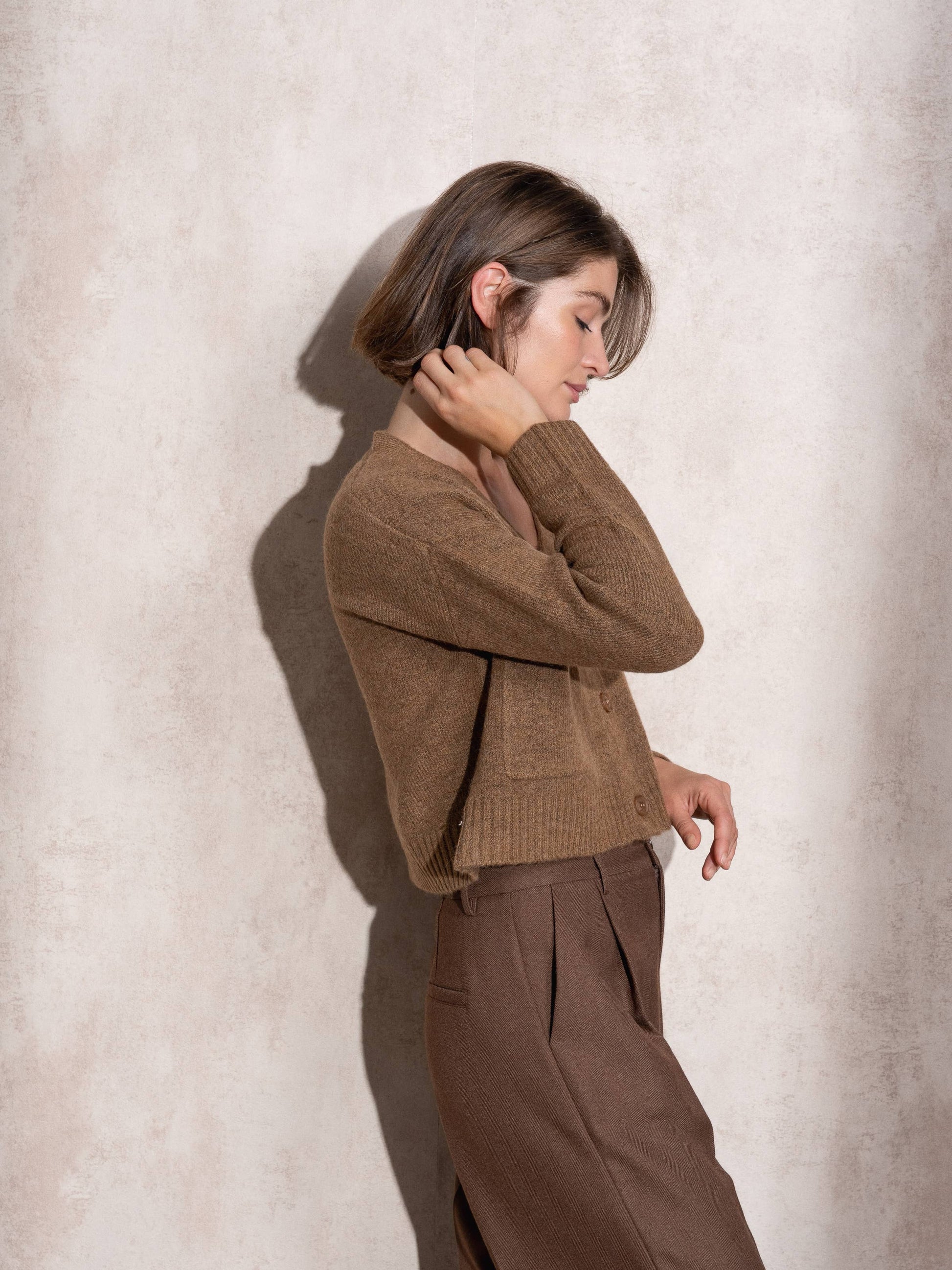 Cardigan corto in maglia con scollo a V e tasche