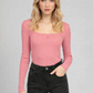 Top a maniche lunghe rosa con scollo quadrato