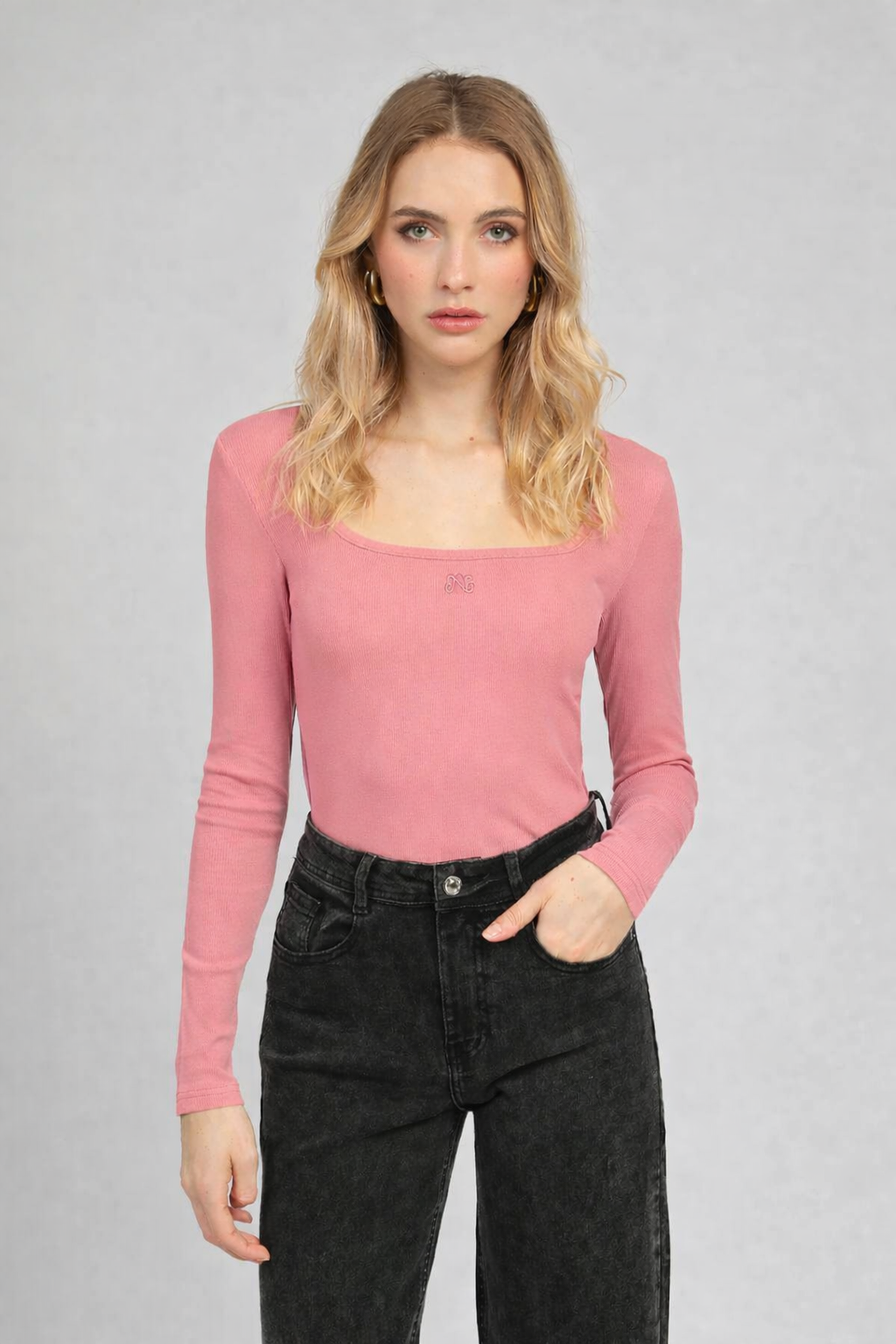 Top a maniche lunghe rosa con scollo quadrato