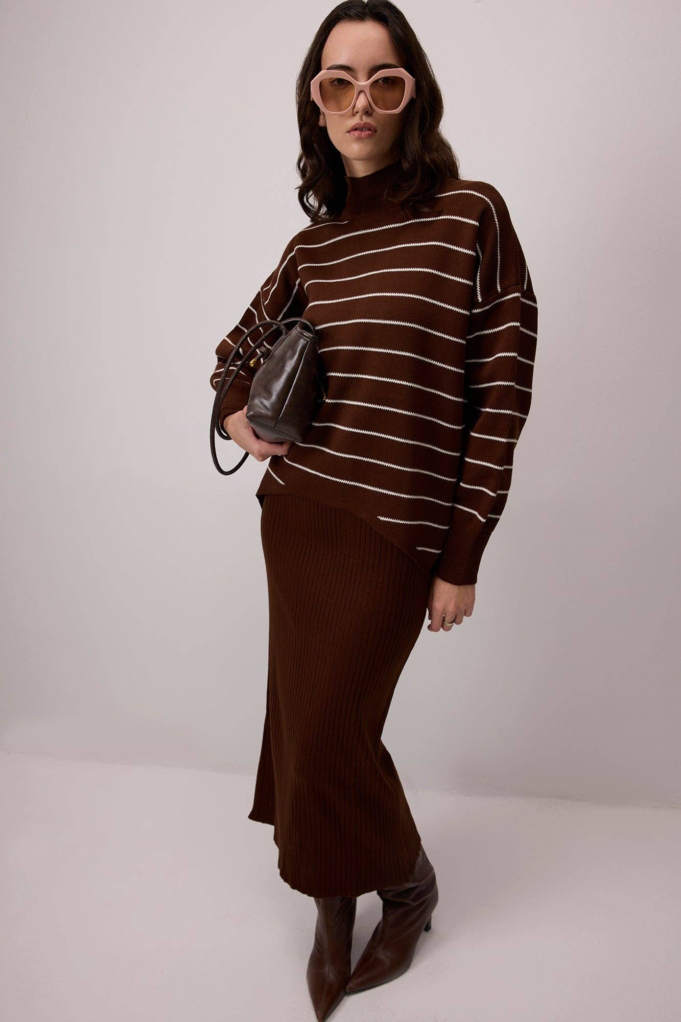 Set in maglia: maglione a righe e abito midi a coste
