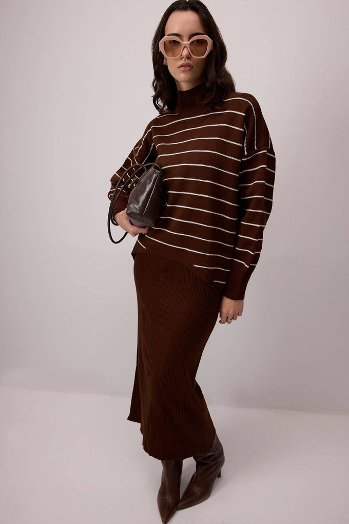 Set in maglia: maglione a righe e abito midi a coste