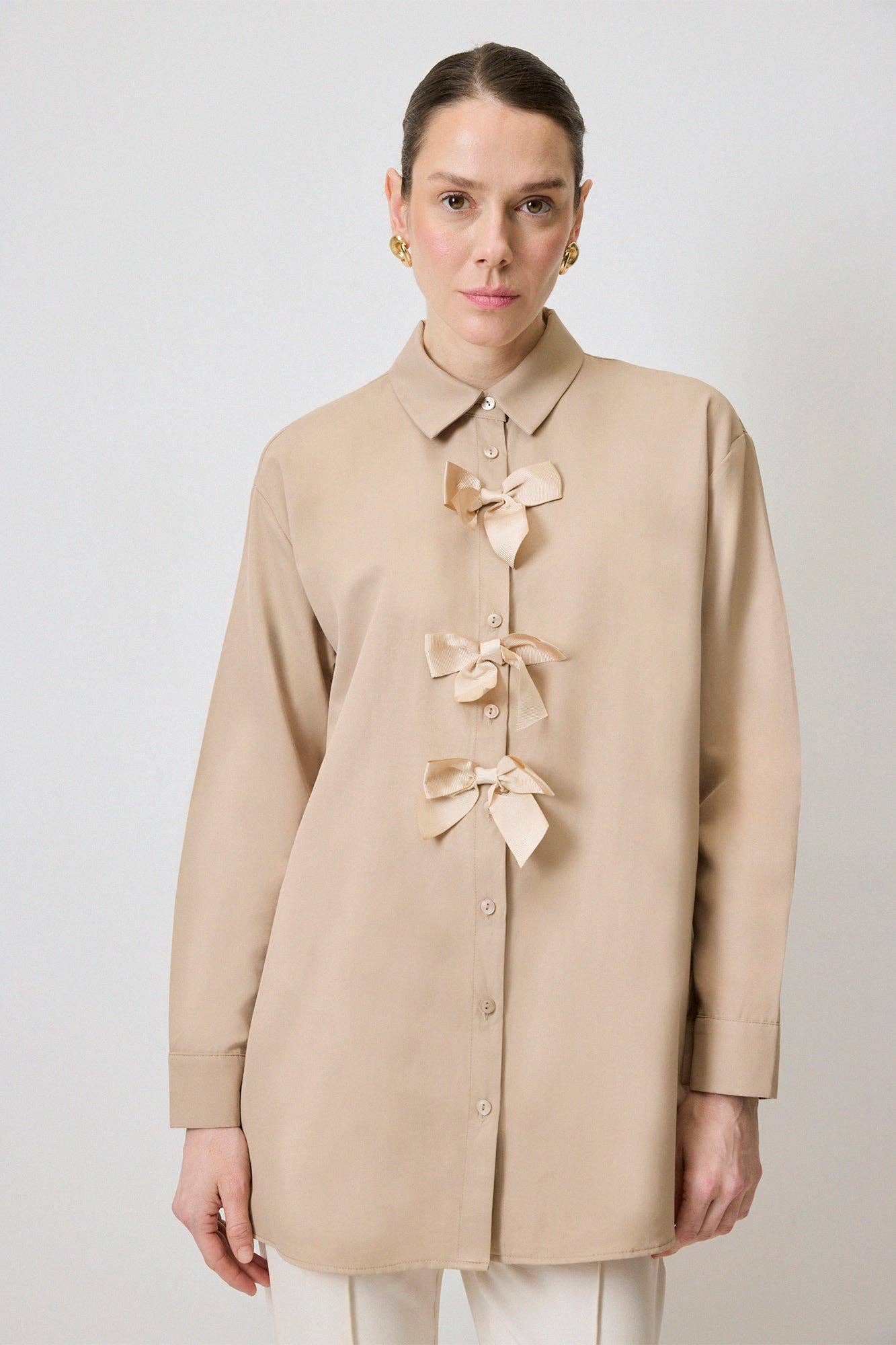 Camicia beige con fiocchi in misto cotone
