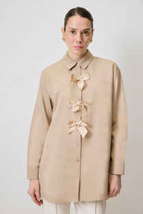 Camicia beige con fiocchi in misto cotone
