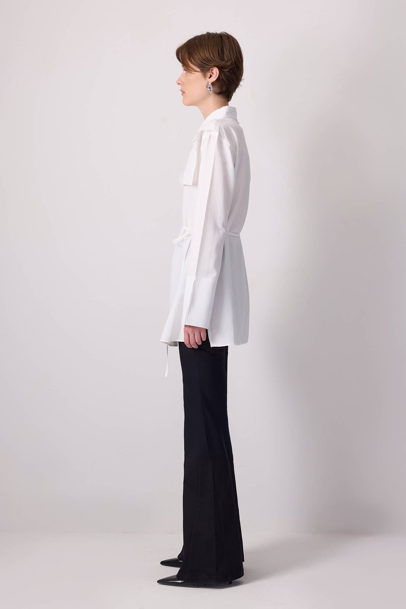 Camicia lunga in popeline écru con pizzo floreale 3D e cintura in vita