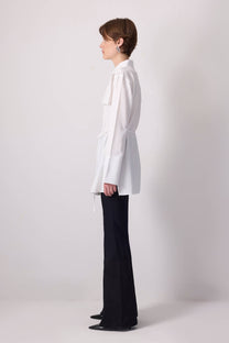 Camicia lunga in popeline écru con pizzo floreale 3D e cintura in vita