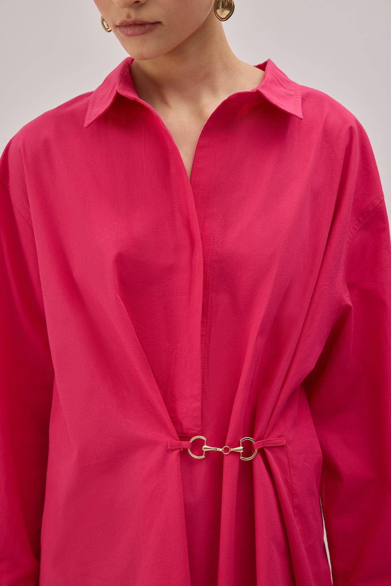 Camicia in popeline fucsia con accessori in metallo