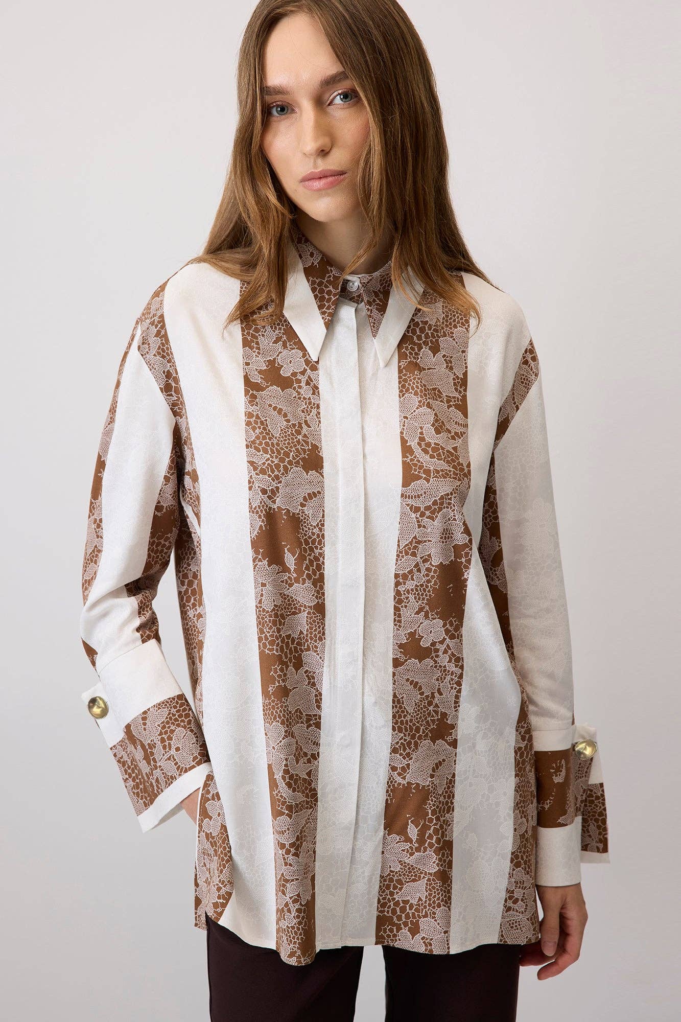 Camicia in viscosa a righe con motivo pizzo e polsini ampi