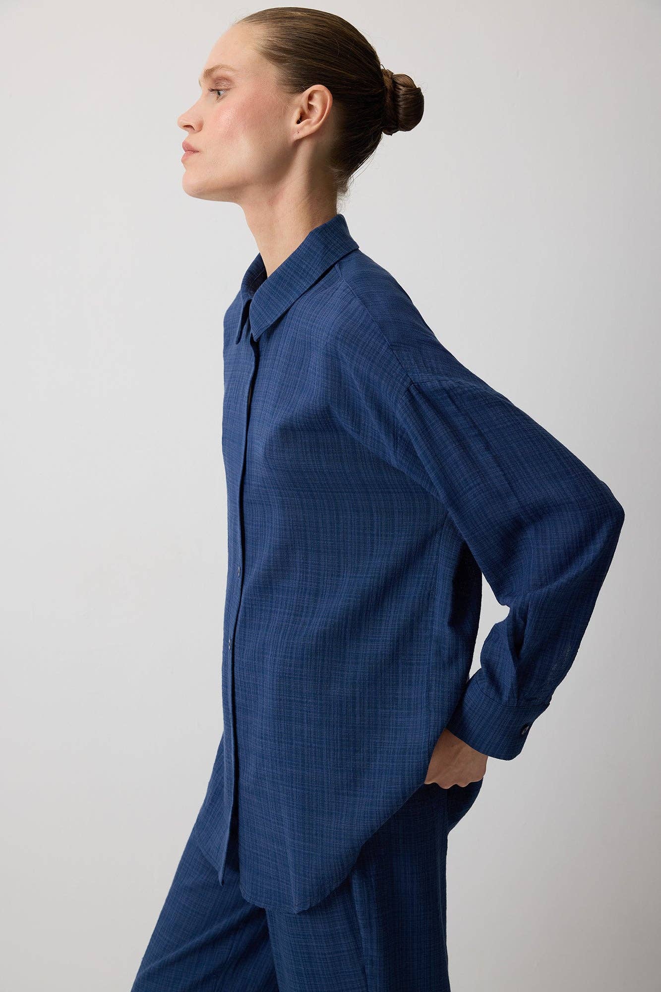 Completo due pezzi blu navy con camicia e pantaloni