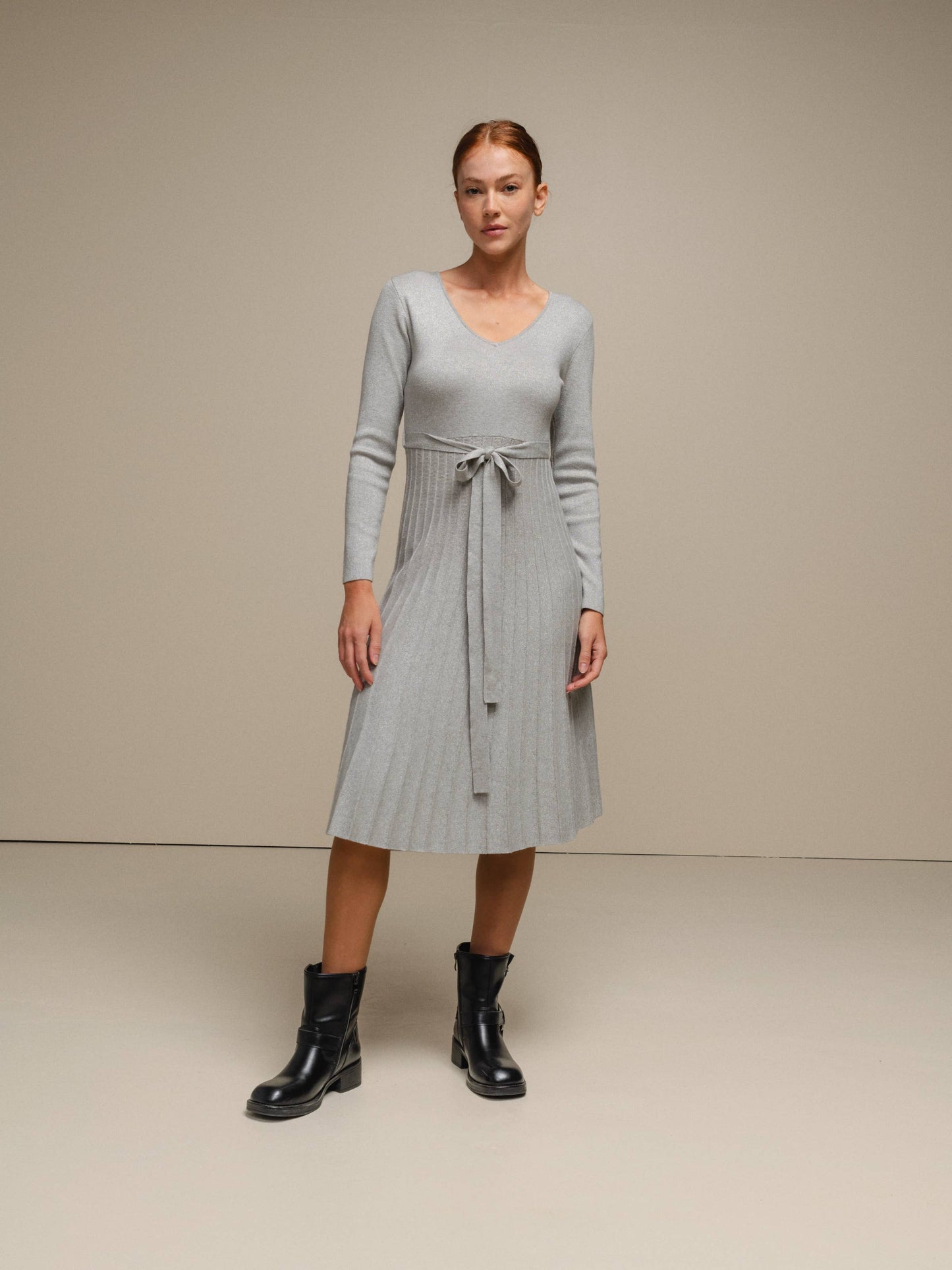 Abito midi in maglia lurex con gonna plissé e cintura