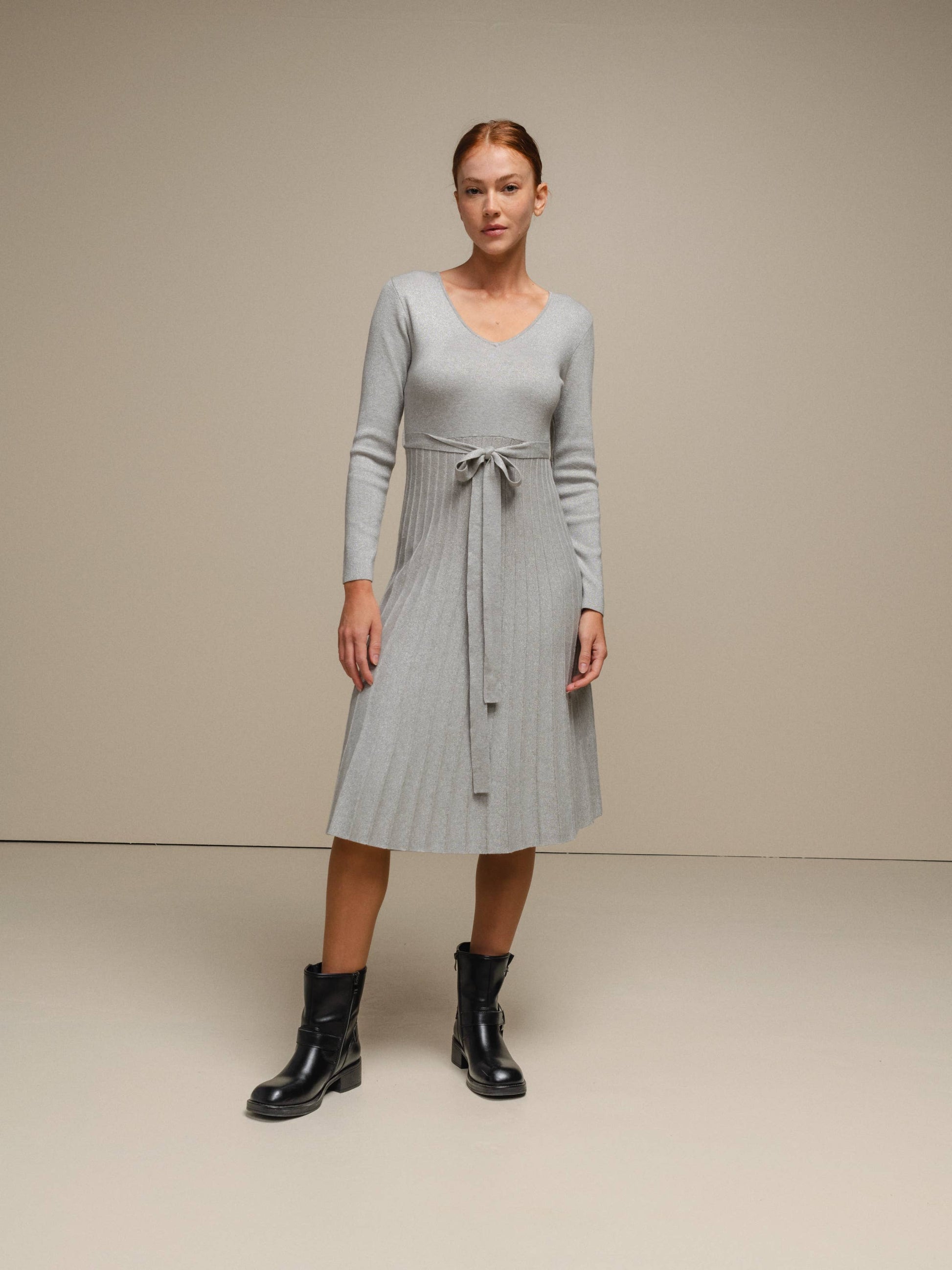 Abito midi in maglia lurex con gonna plissé e cintura