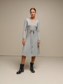 Abito midi in maglia lurex con gonna plissé e cintura