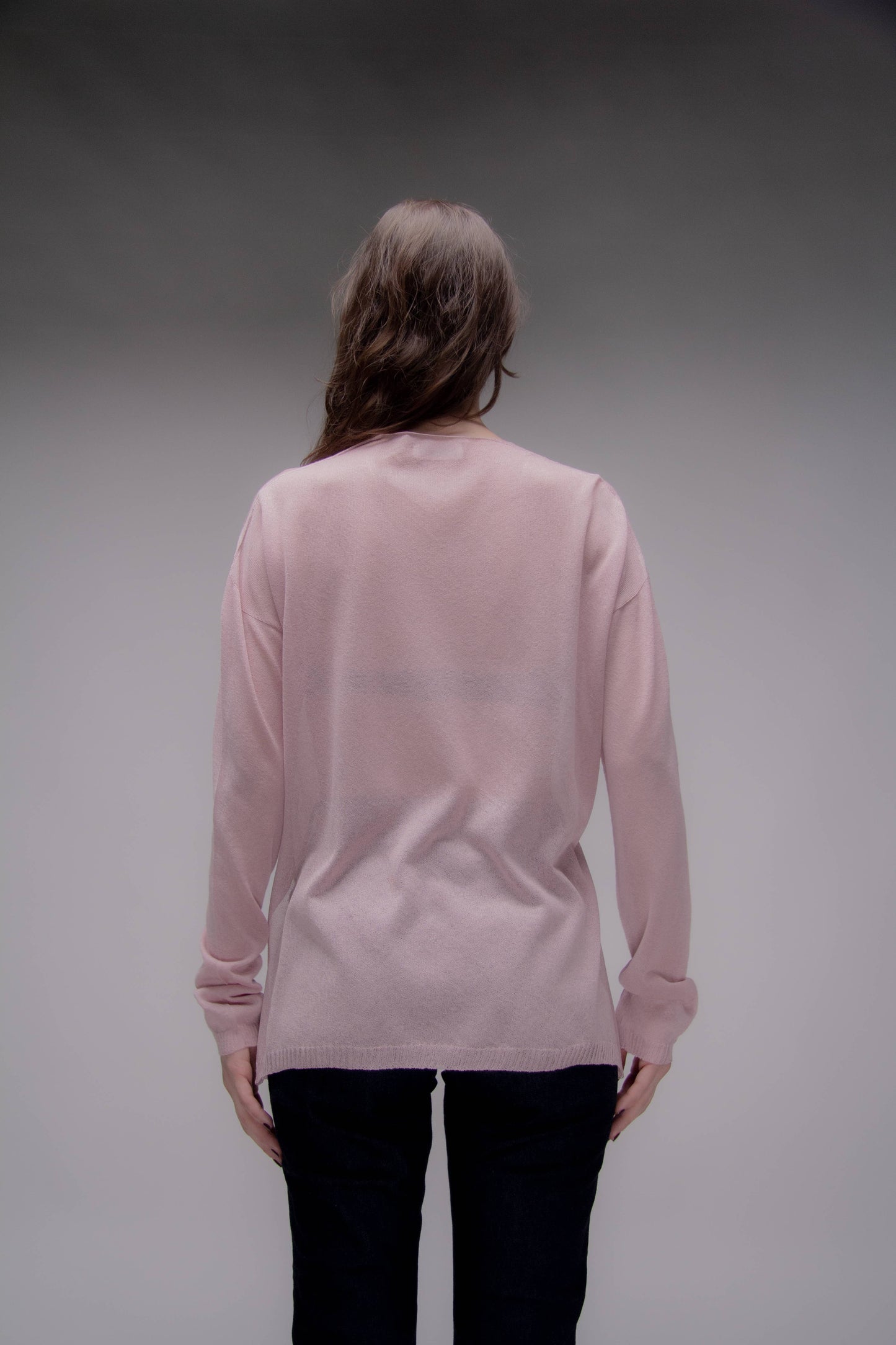 Maglione corto in maglia 3D con scollo a V asimmetrico e spacchi laterali