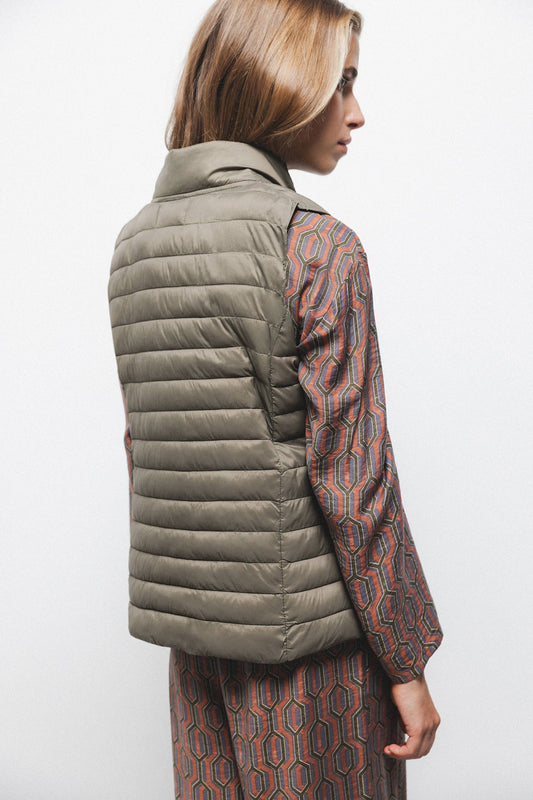 Gilet trapuntato leggero con collo alto