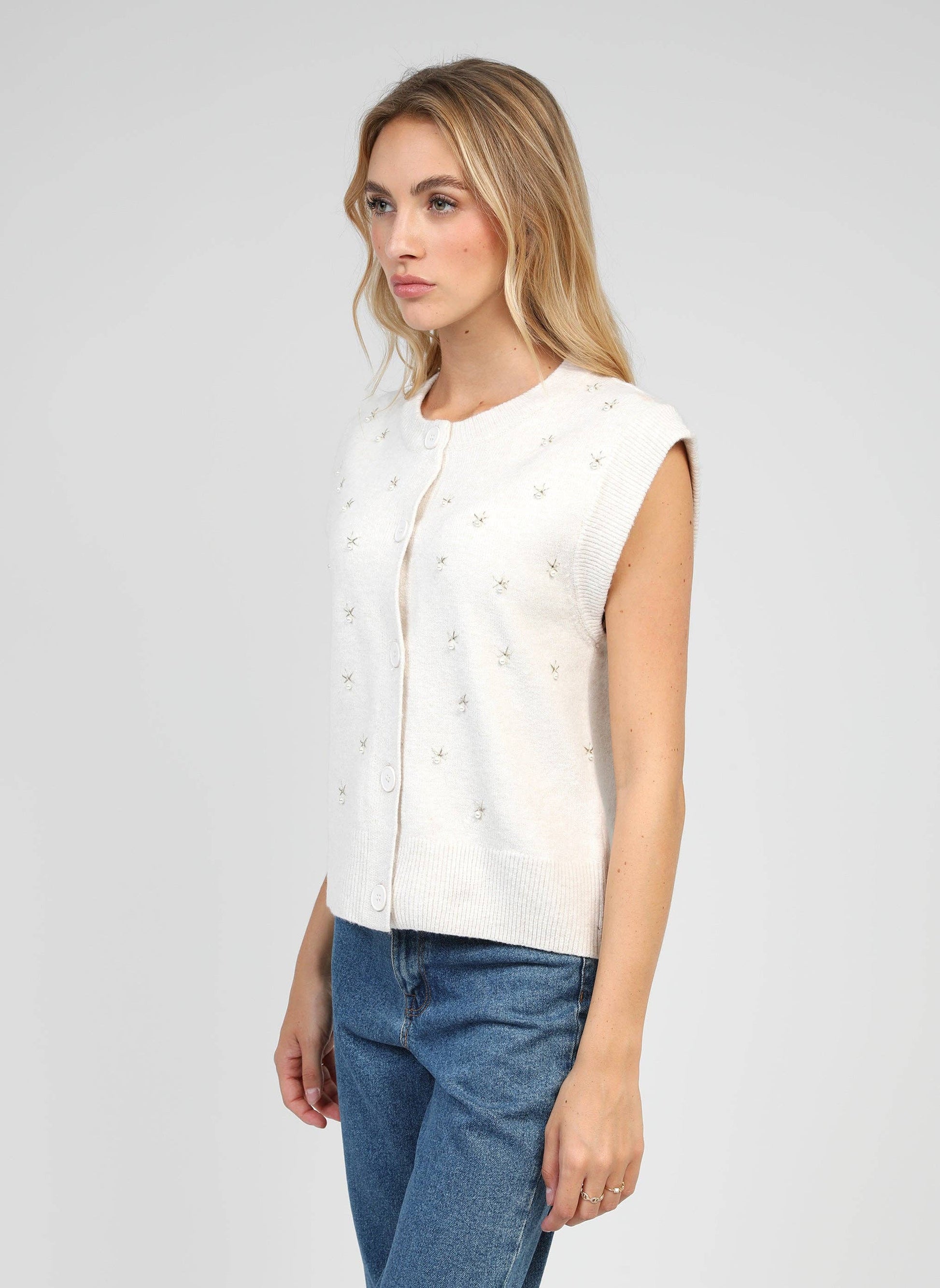 Cardigan smanicato in maglia écru con perle