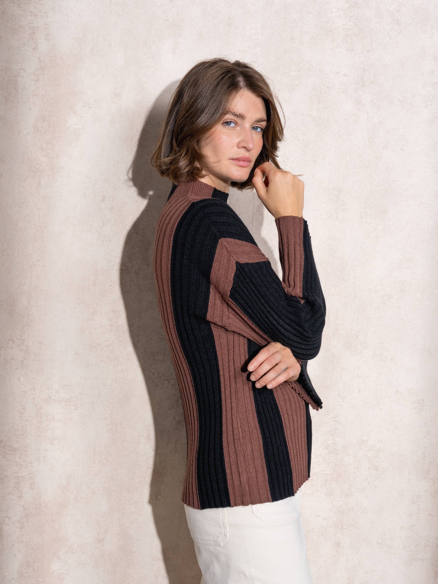 Maglione a collo alto a righe in maglia