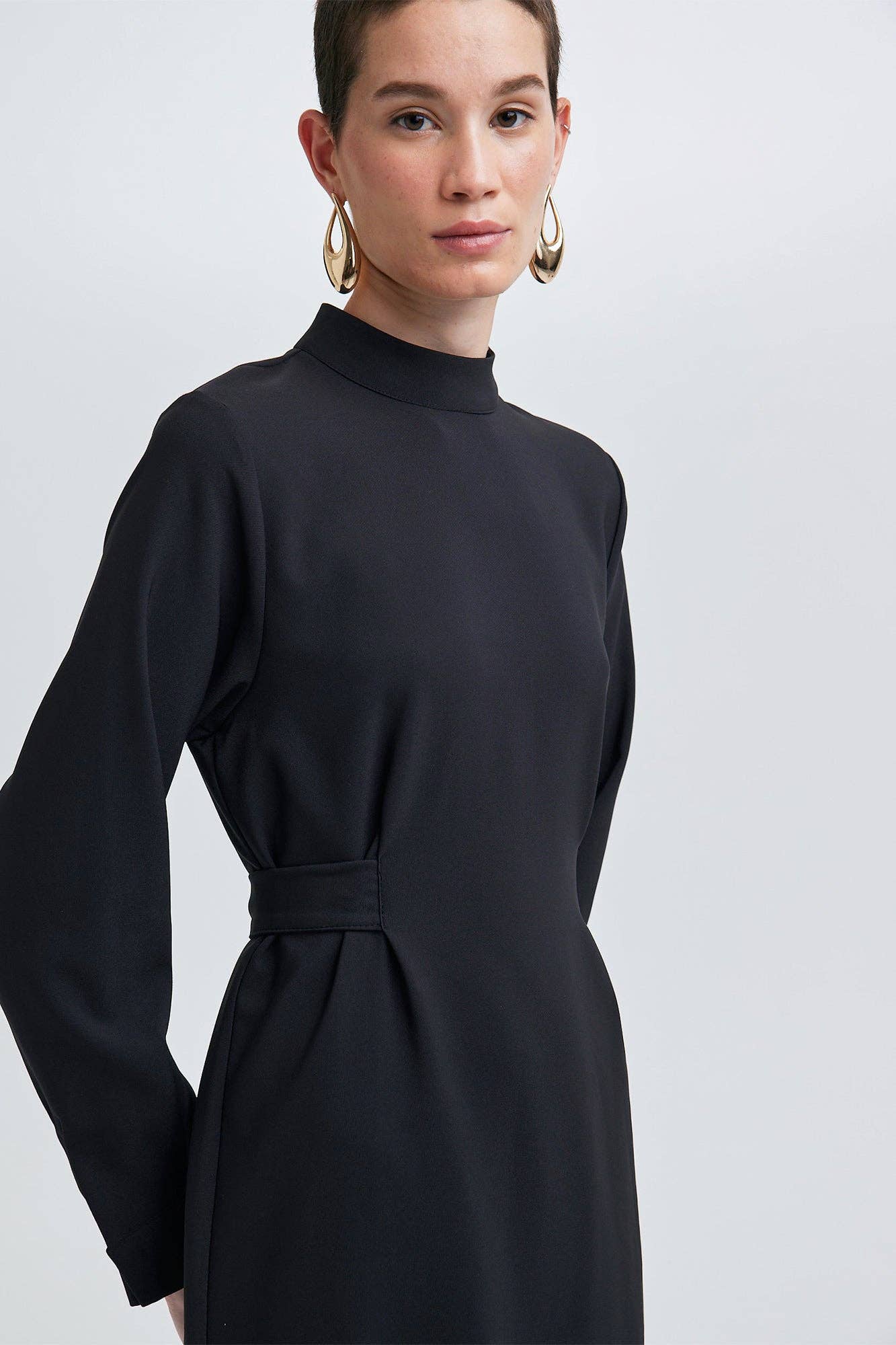 Abito maxi in crêpe nero con cintura e collo alto