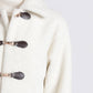 Cappotto corto teddy con chiusure a gancio