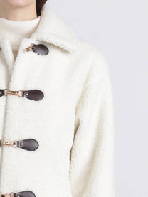 Cappotto corto teddy con chiusure a gancio