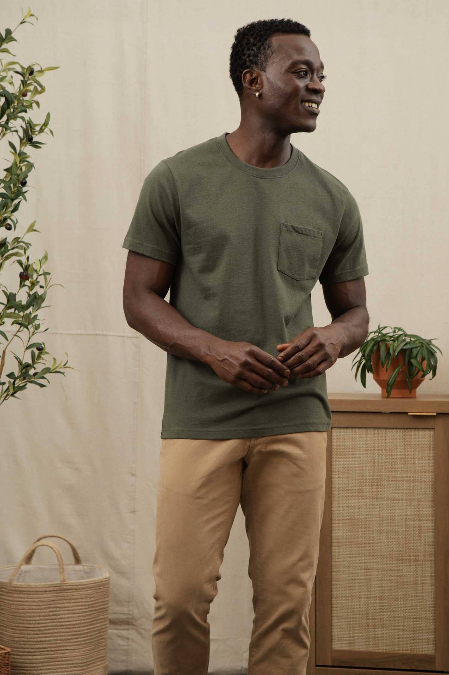 T-shirt sostenibile con taschino in jersey riciclato verde oliva