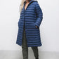 Parka lungo imbottito con cappuccio e cintura da donna