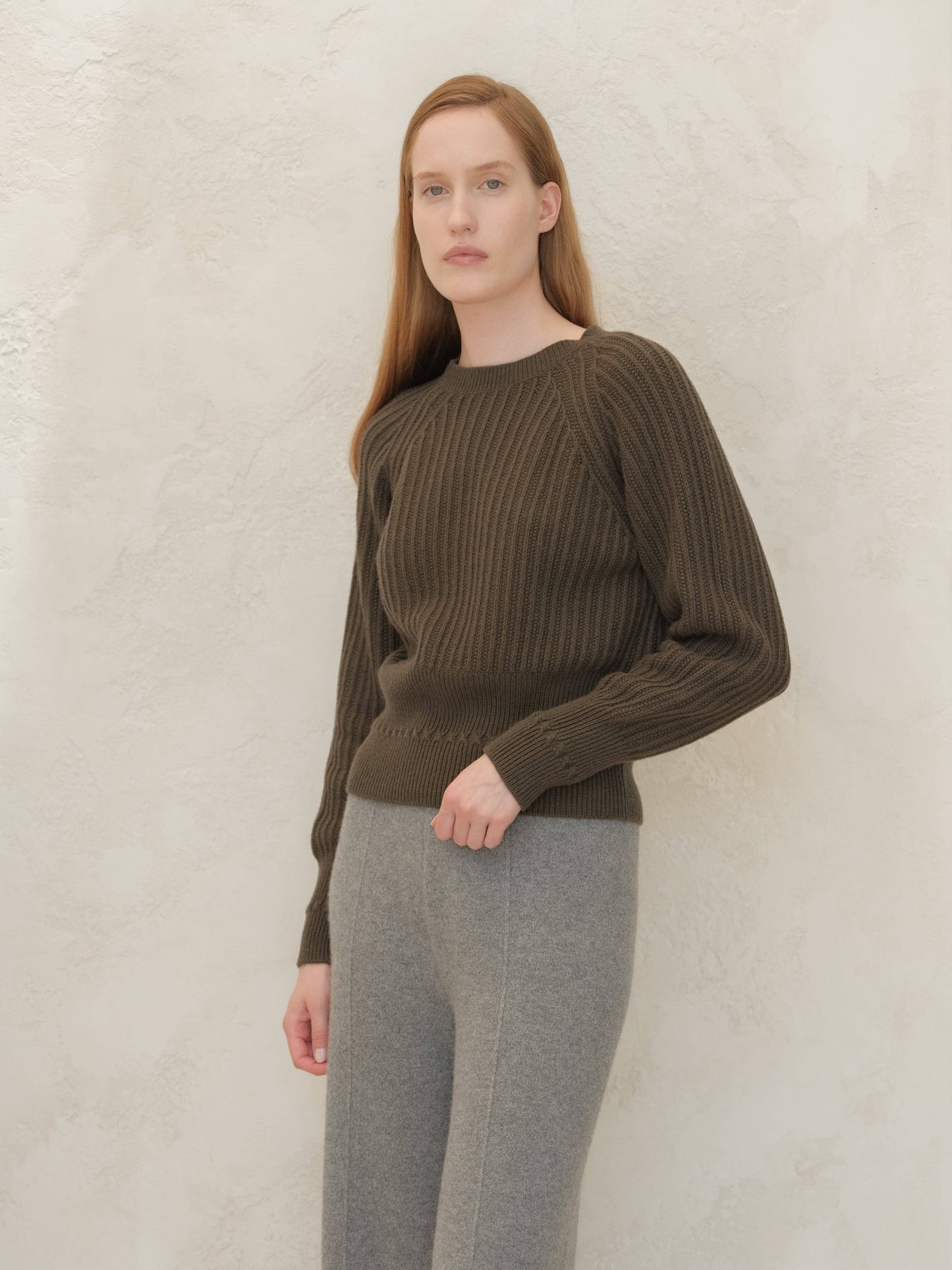 Maglione corto girocollo in misto cashmere con maniche raglan