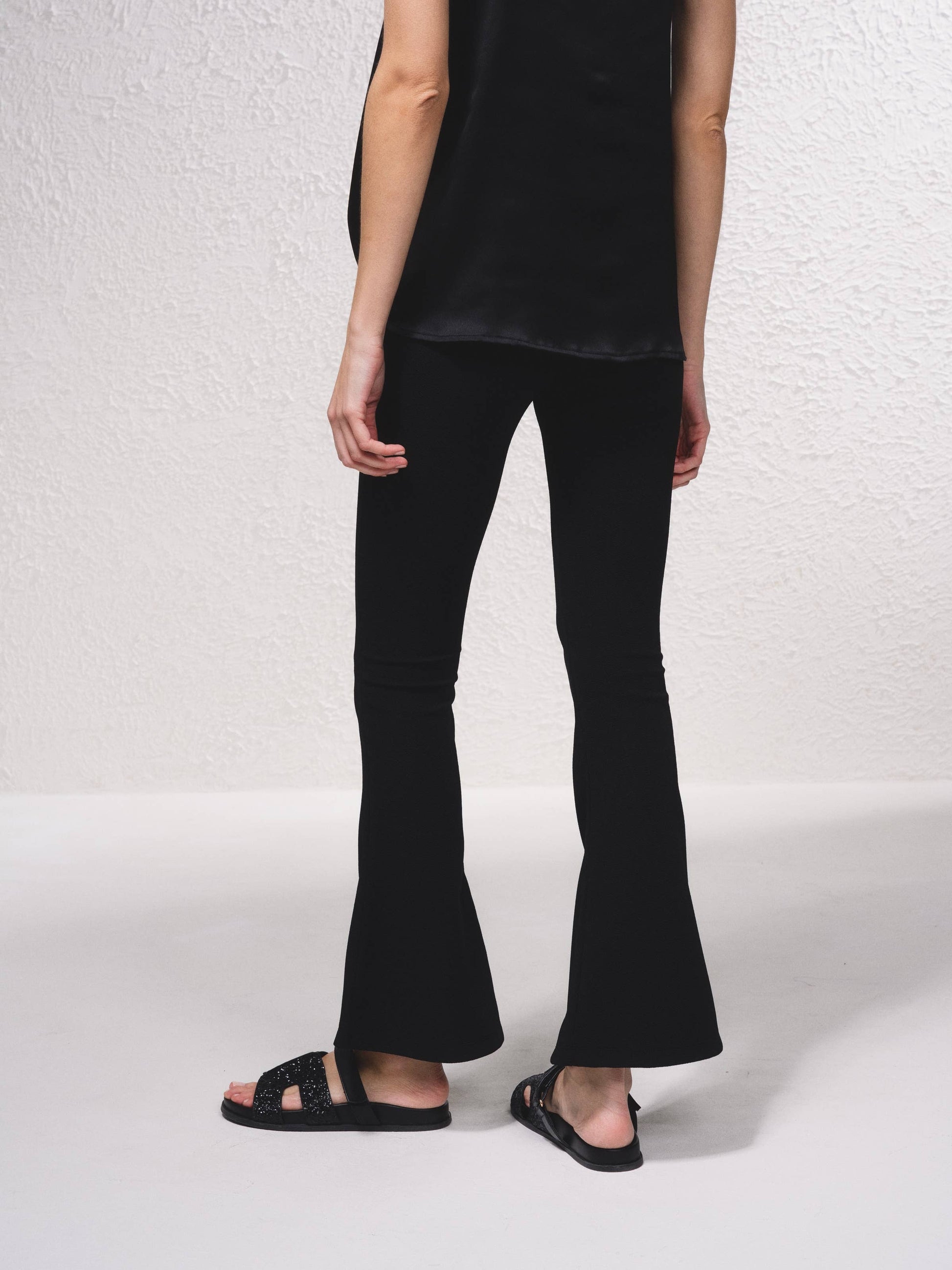 Pantaloni a zampa in rete con vita elasticizzata