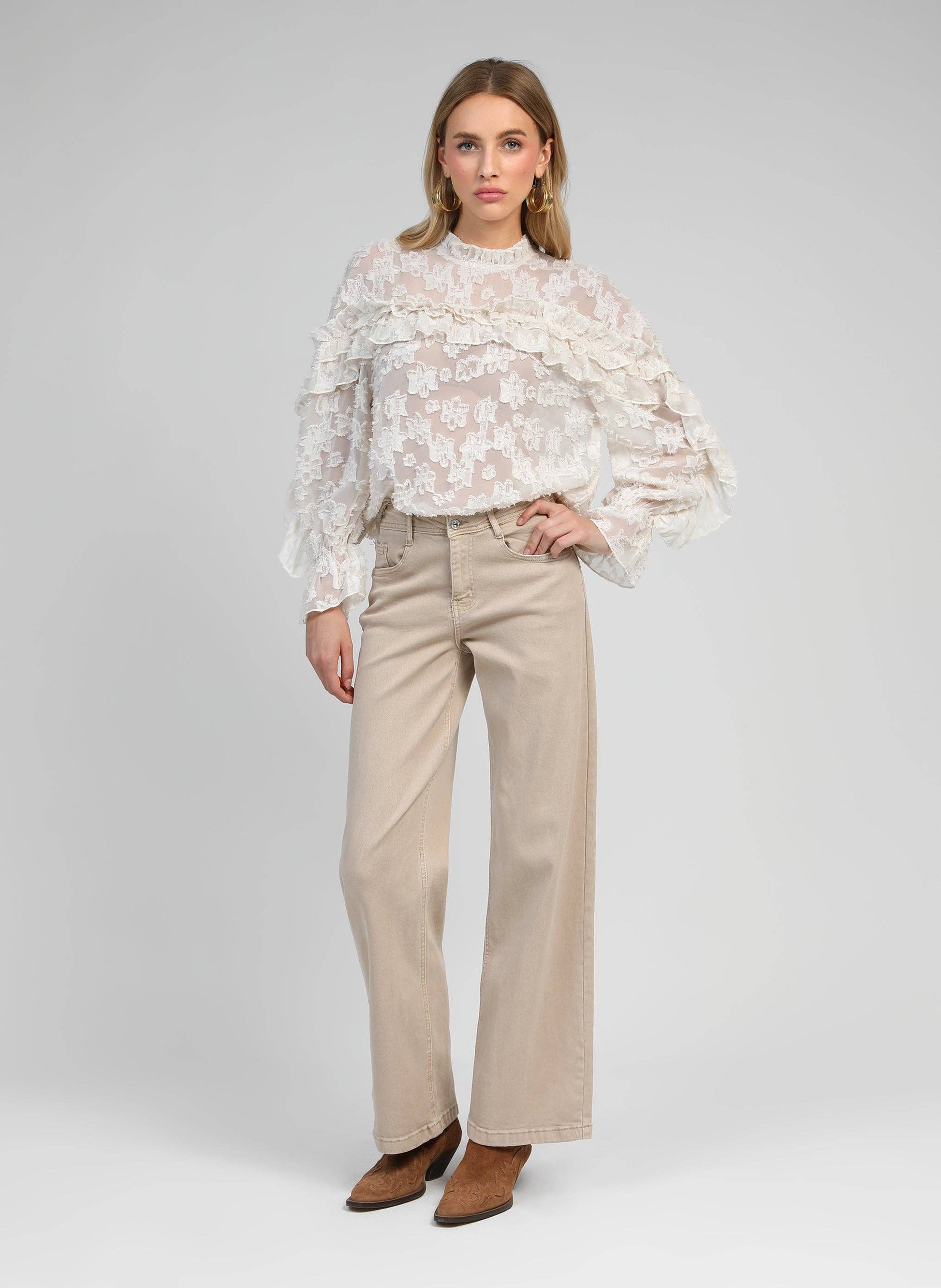 Camicia Soely écru in jacquard trasparente con volant