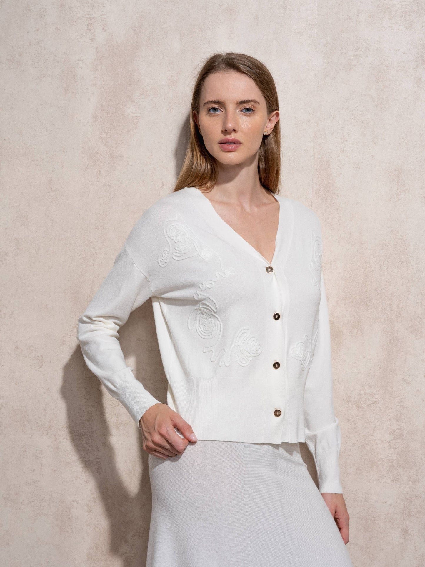 Set in maglia fine con cardigan e gonna ricamata