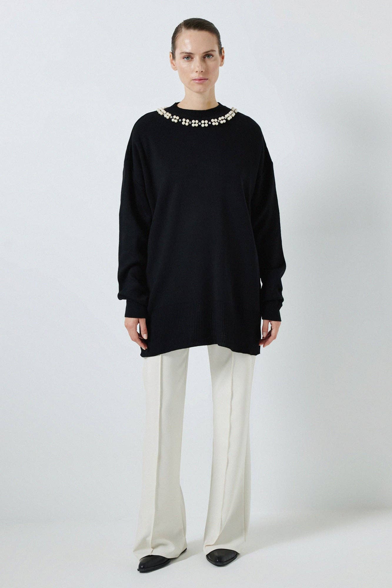 Maglione nero in maglia con perle applicate