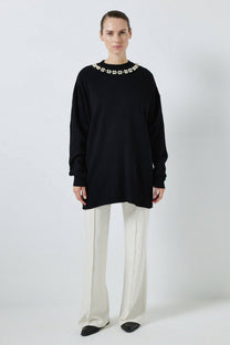 Maglione nero in maglia con perle applicate
