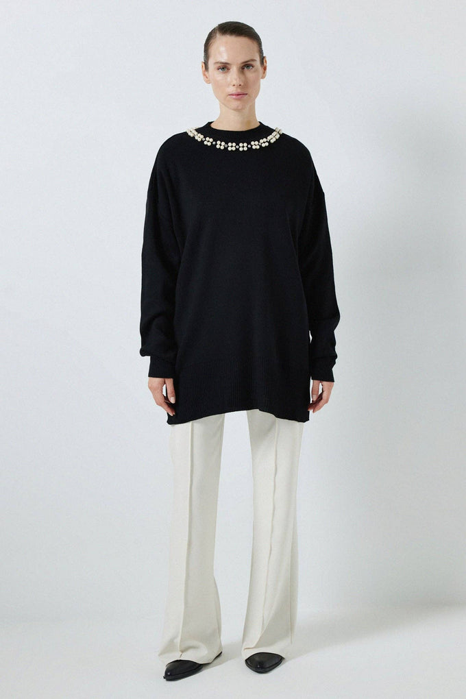 Maglione nero in maglia con perle applicate
