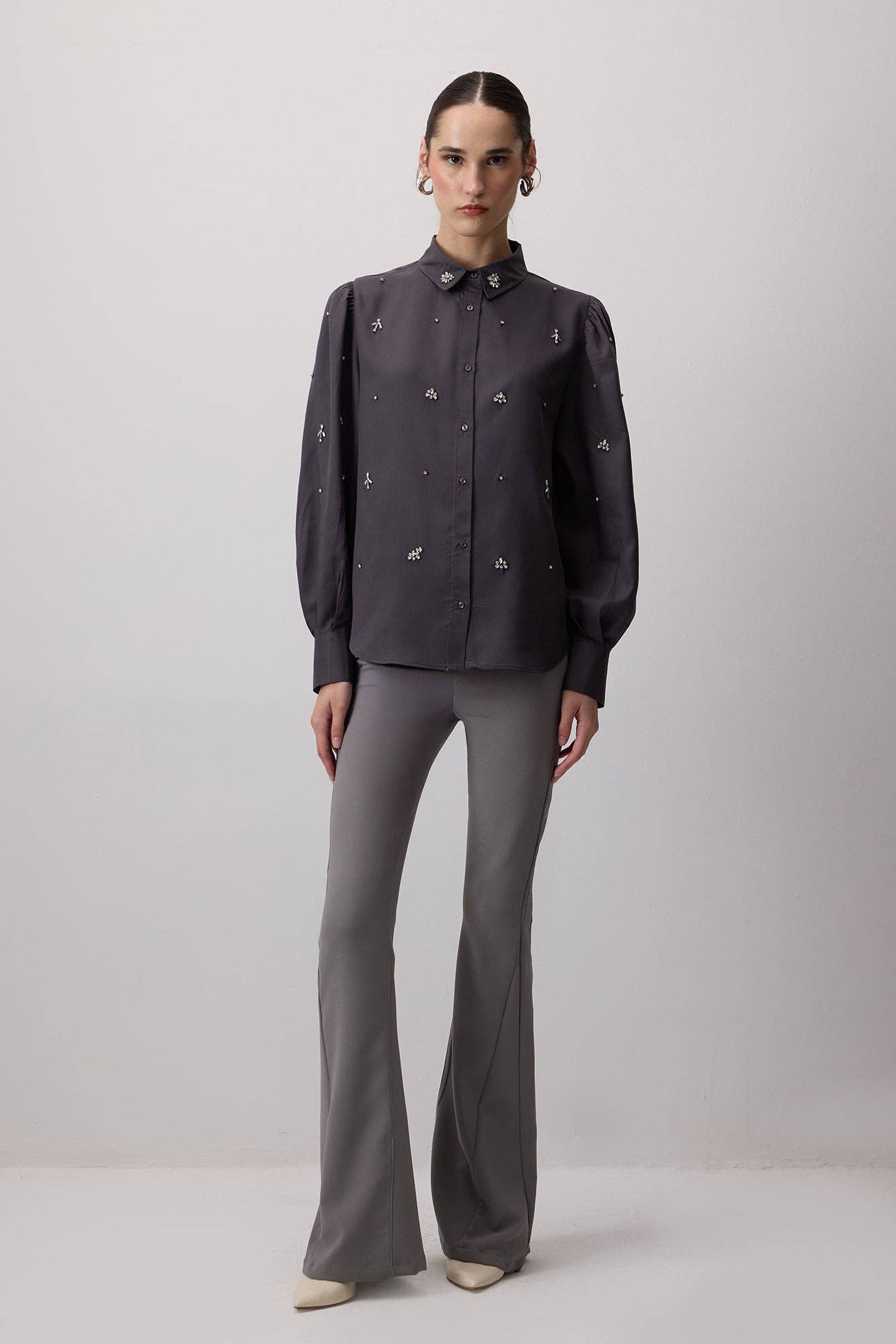 Camicia ricamata con pietre in mussola di cotone