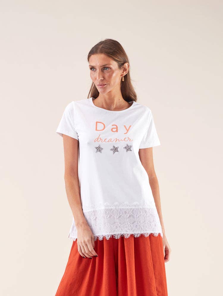 T-shirt bianca con stelle ricamate e bordo in pizzo