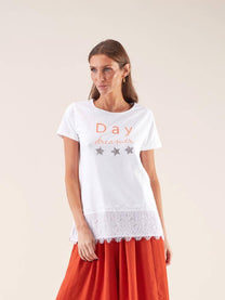 T-shirt bianca con stelle ricamate e bordo in pizzo
