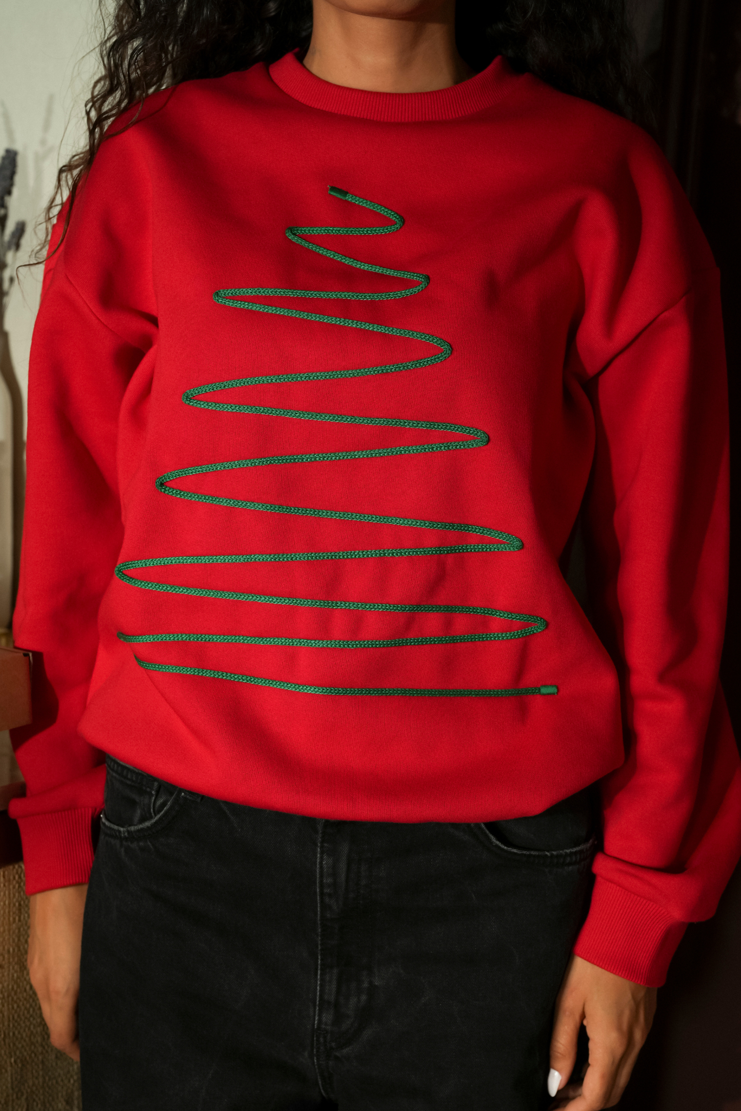 Felpa natalizia unisex rossa con albero stilizzato