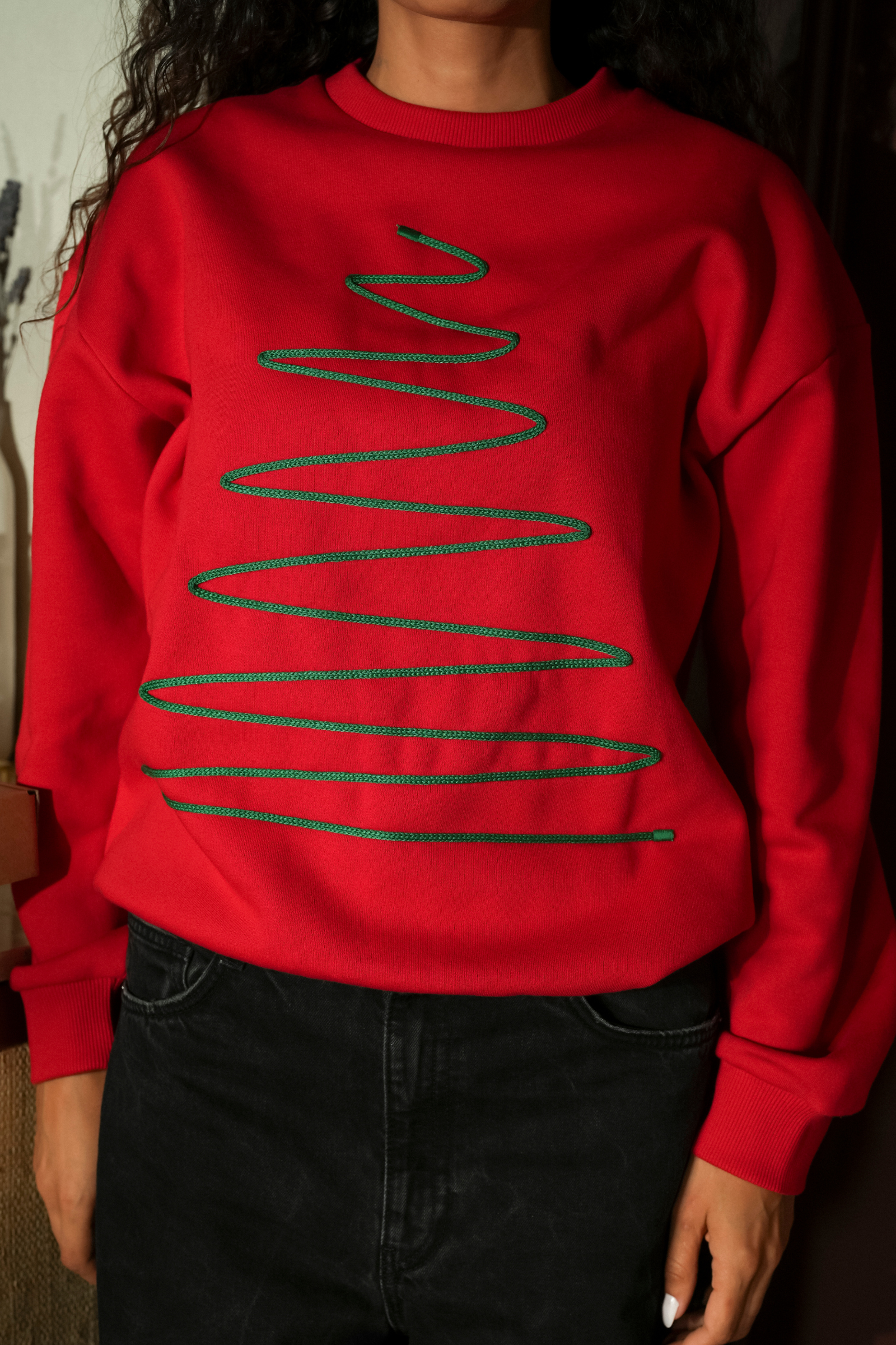 Felpa natalizia unisex rossa con albero stilizzato