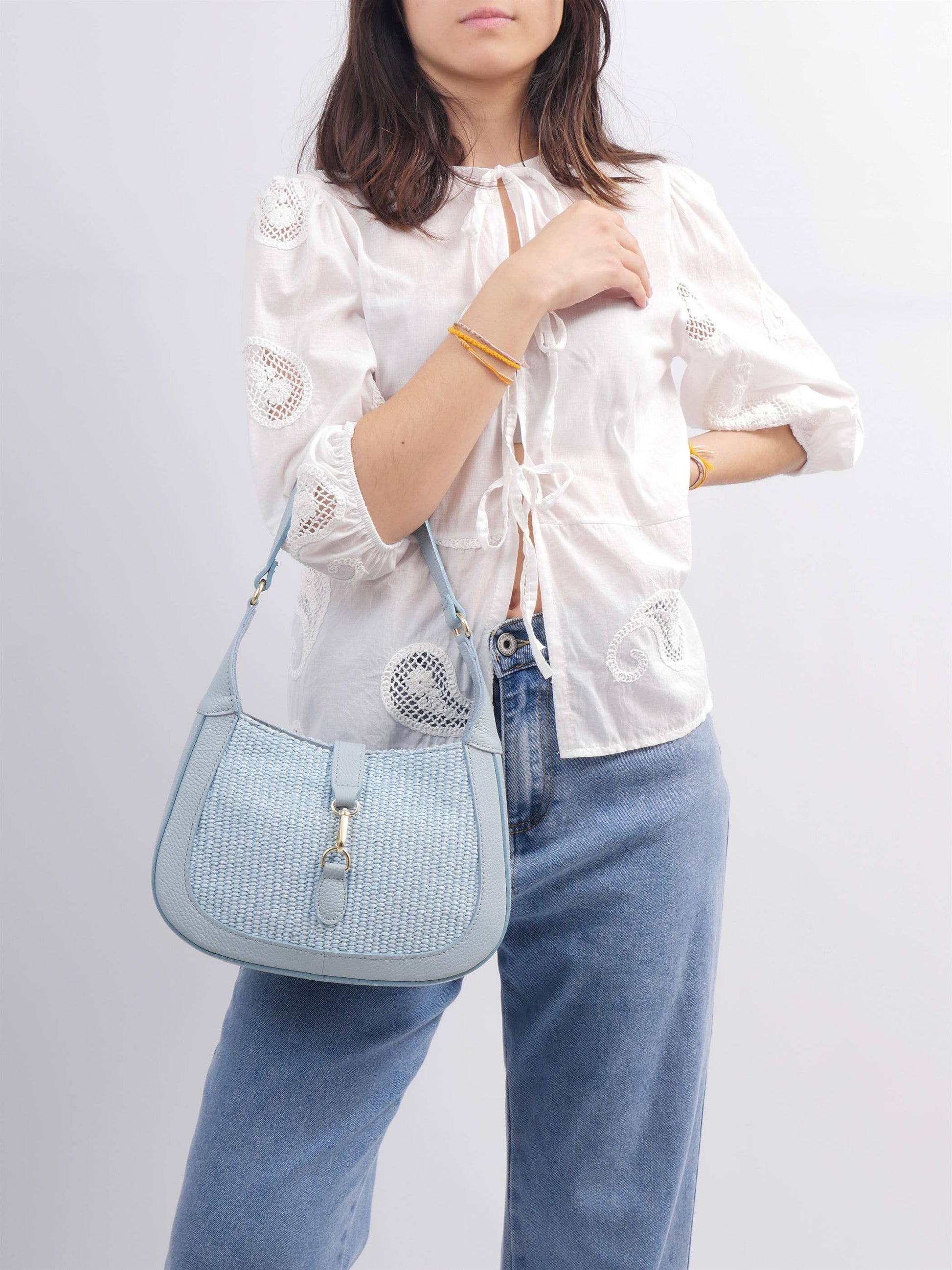 Borsa a spalla in rafia e pelle bimatériale