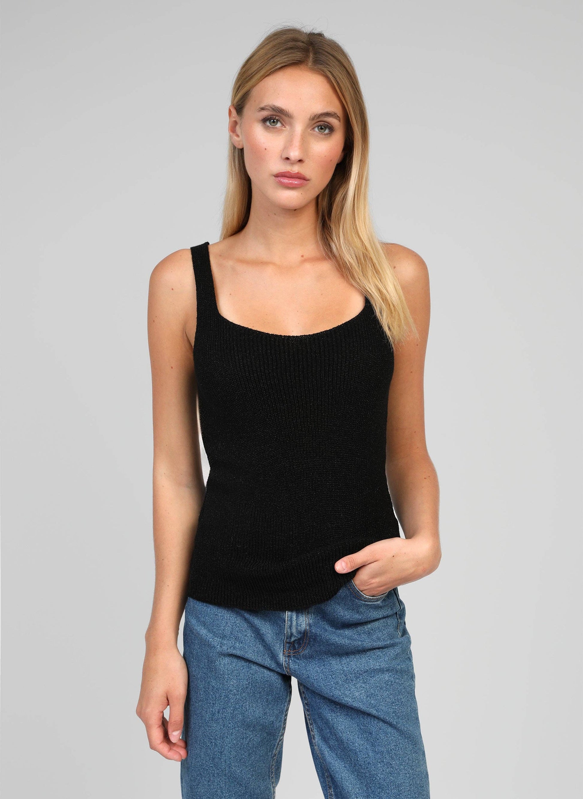 Canotta in maglia metallizzata nera con scollo quadrato