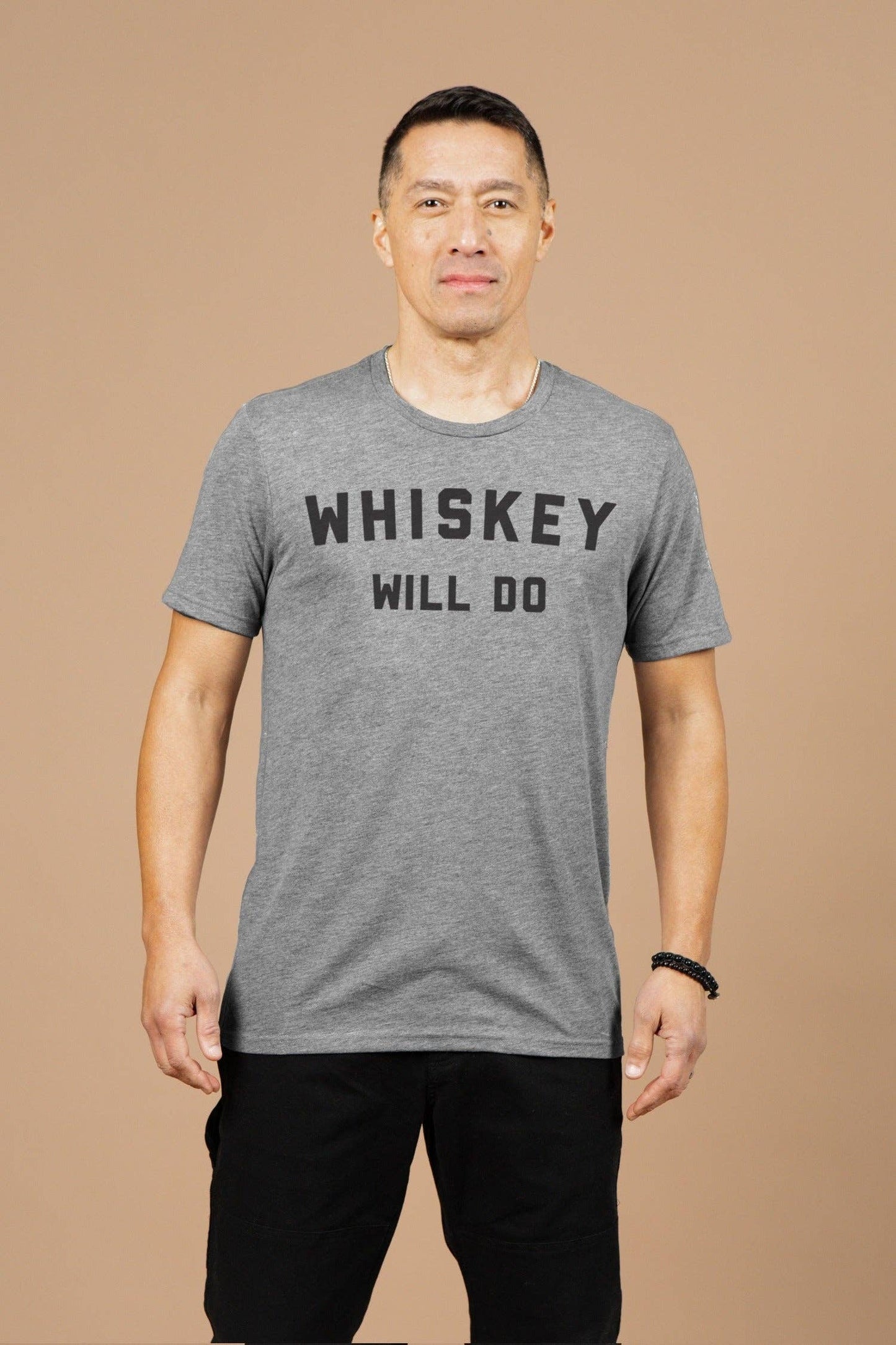 T-shirt uomo in grigio con stampa "Whiskey Will Do"
