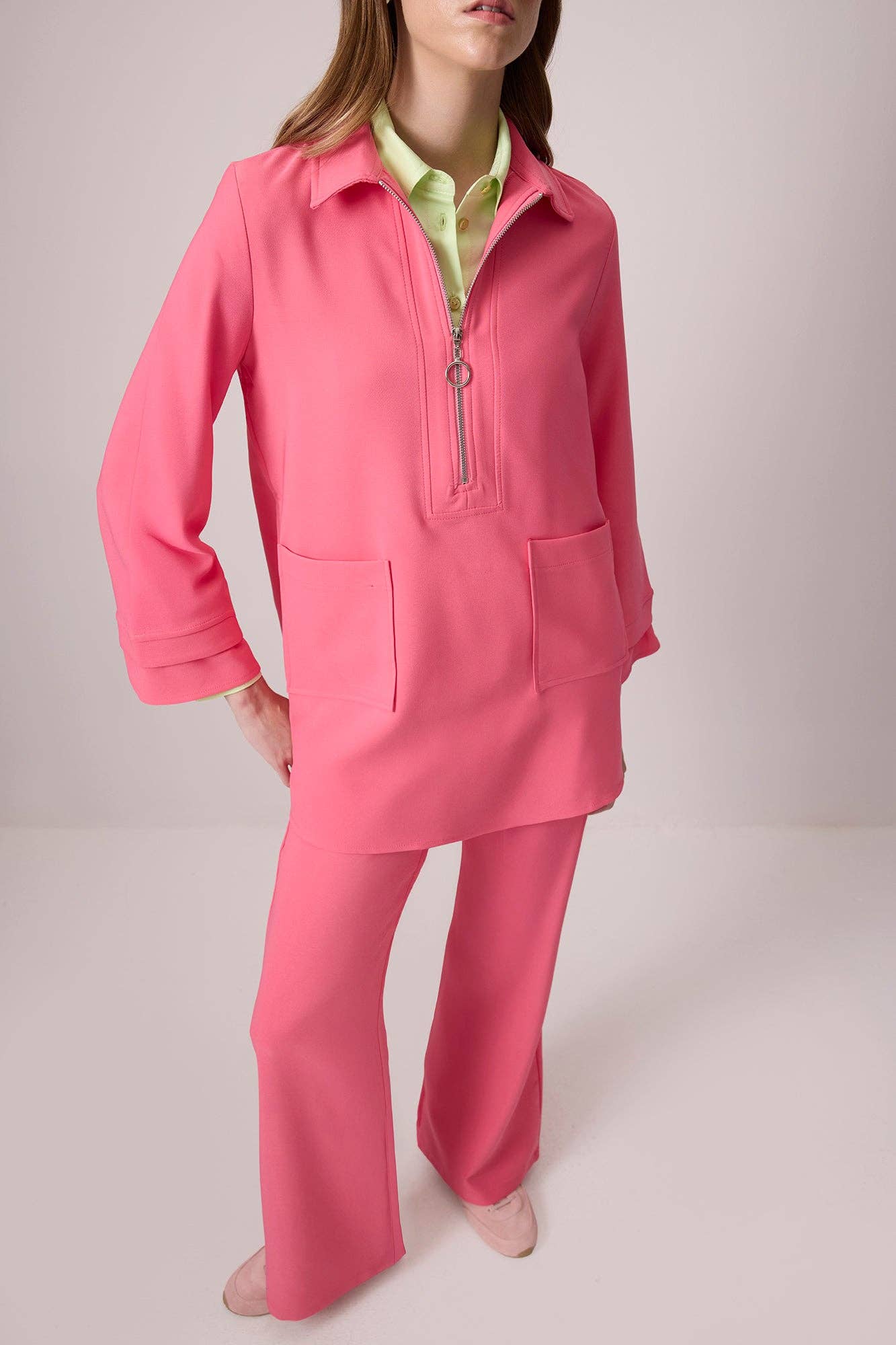 Completo tunica in crêpe rosa con zip e pantaloni svasati