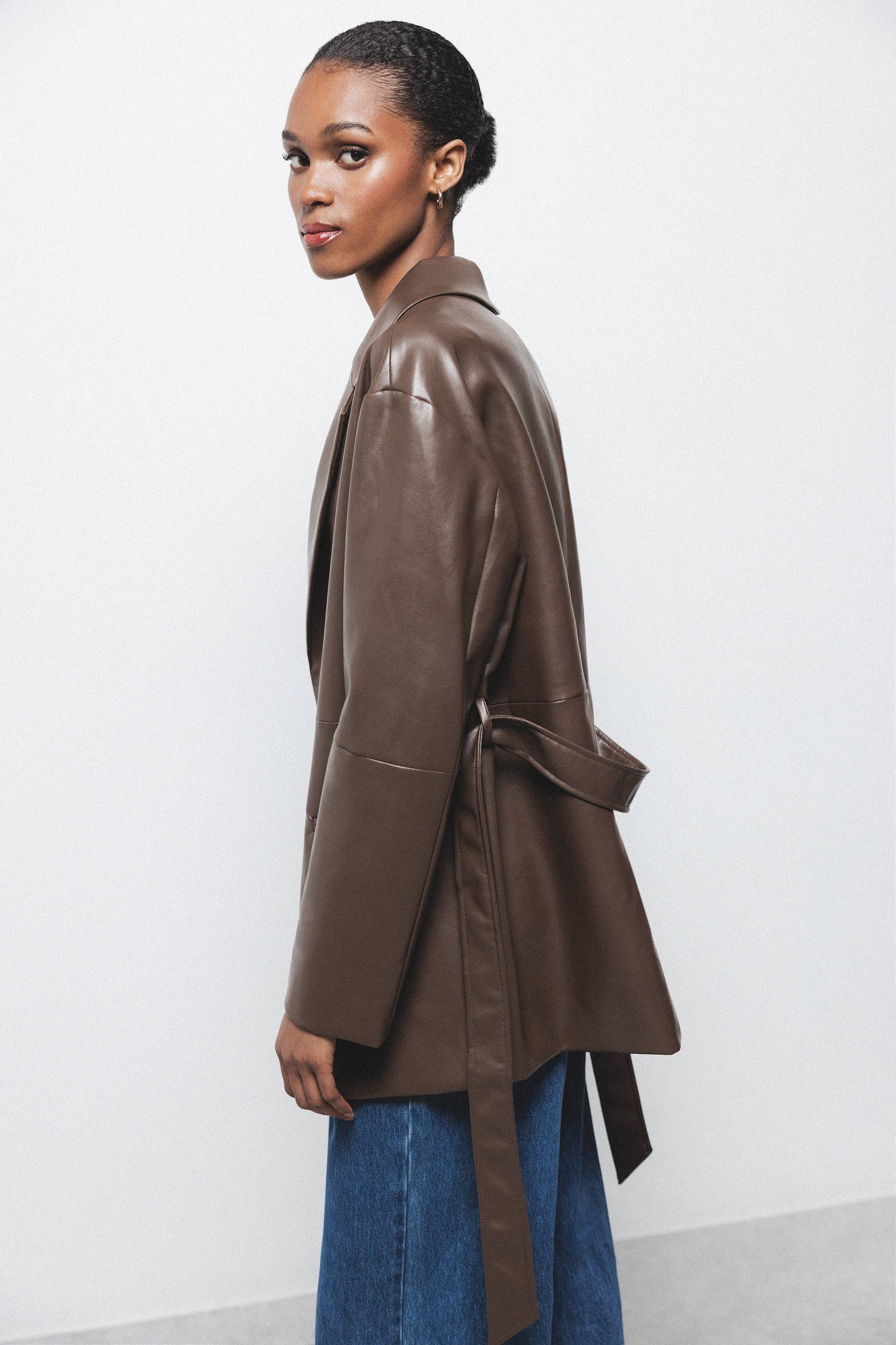 Cappotto in ecopelle con cintura