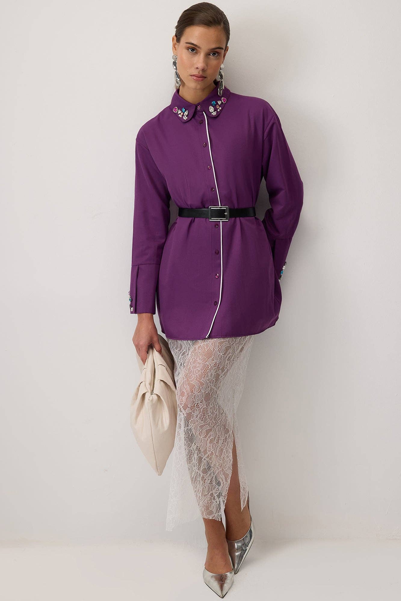 Camicia lunga viola con colletto gioiello