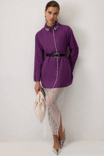 Camicia lunga viola con colletto gioiello