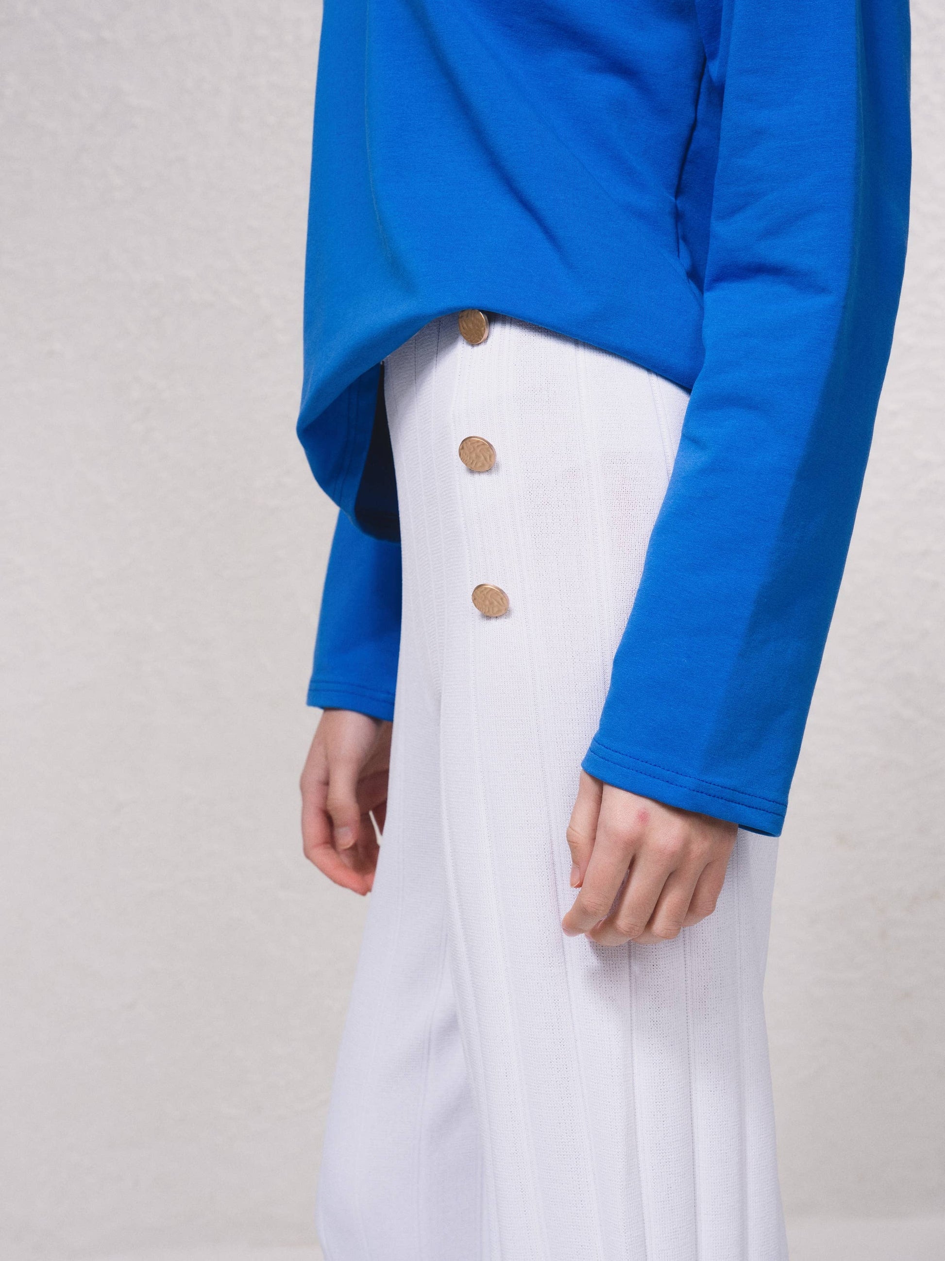 Pantaloni in maglia fine a coste con bottoni dorati