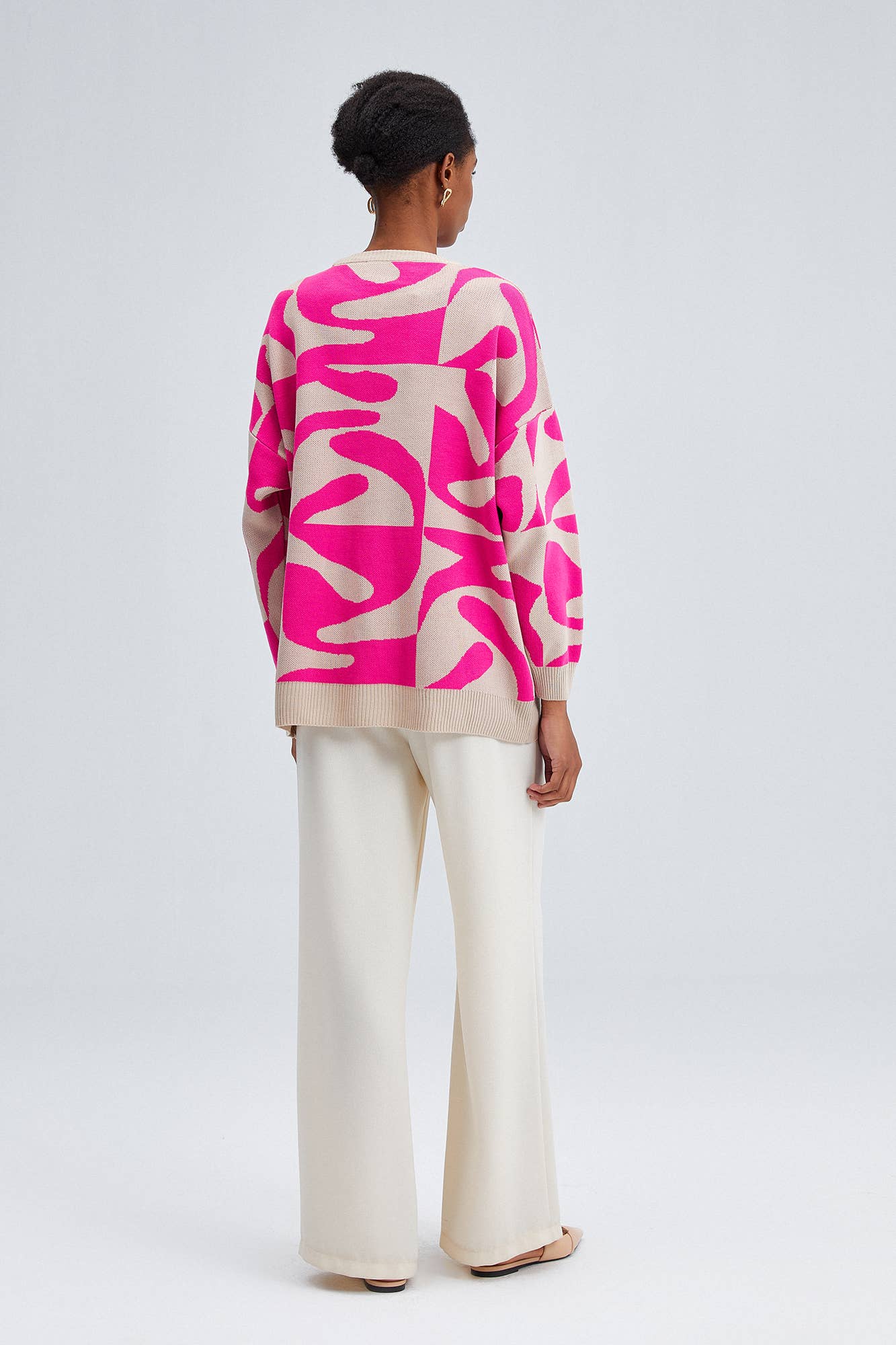Maglione oversize in maglia con fantasia astratta rosa e beige