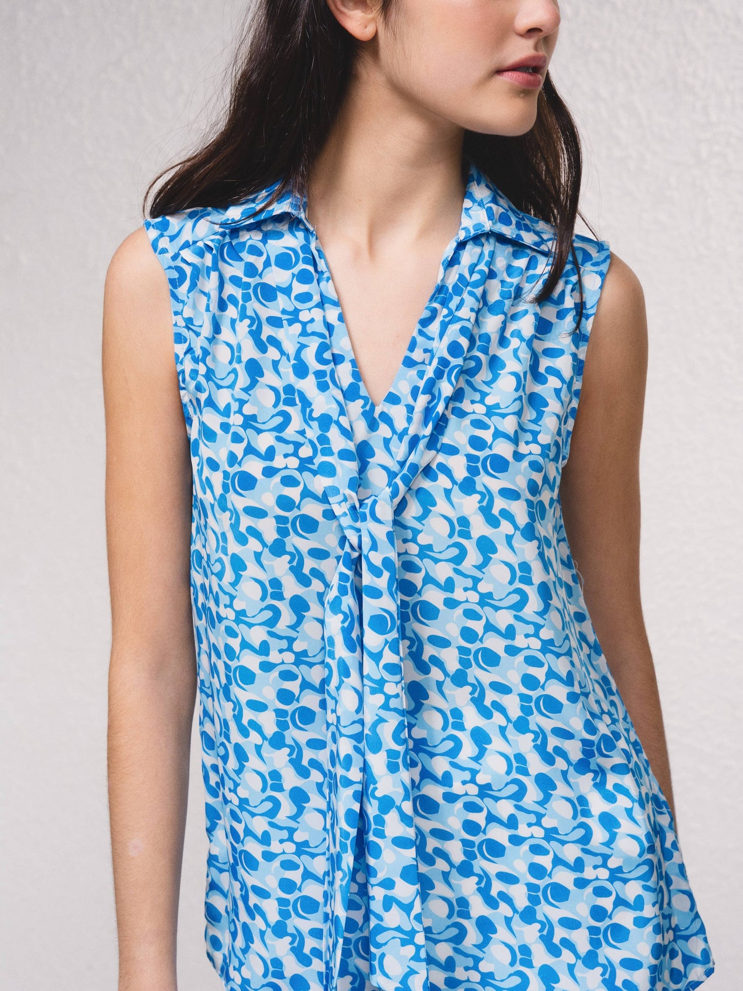 Blusa in raso stampato senza maniche con scollo a V