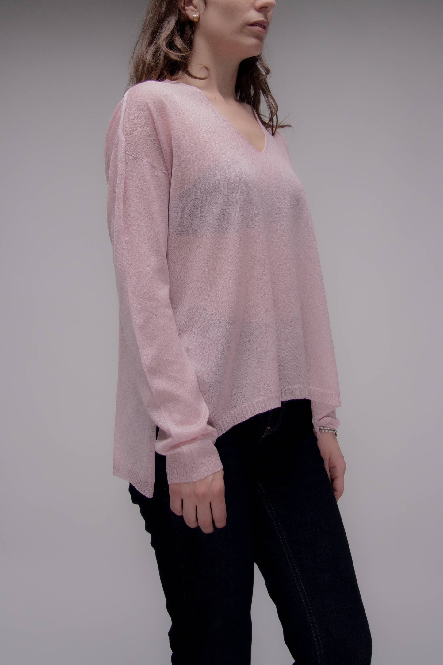 Maglione corto in maglia 3D con scollo a V asimmetrico e spacchi laterali