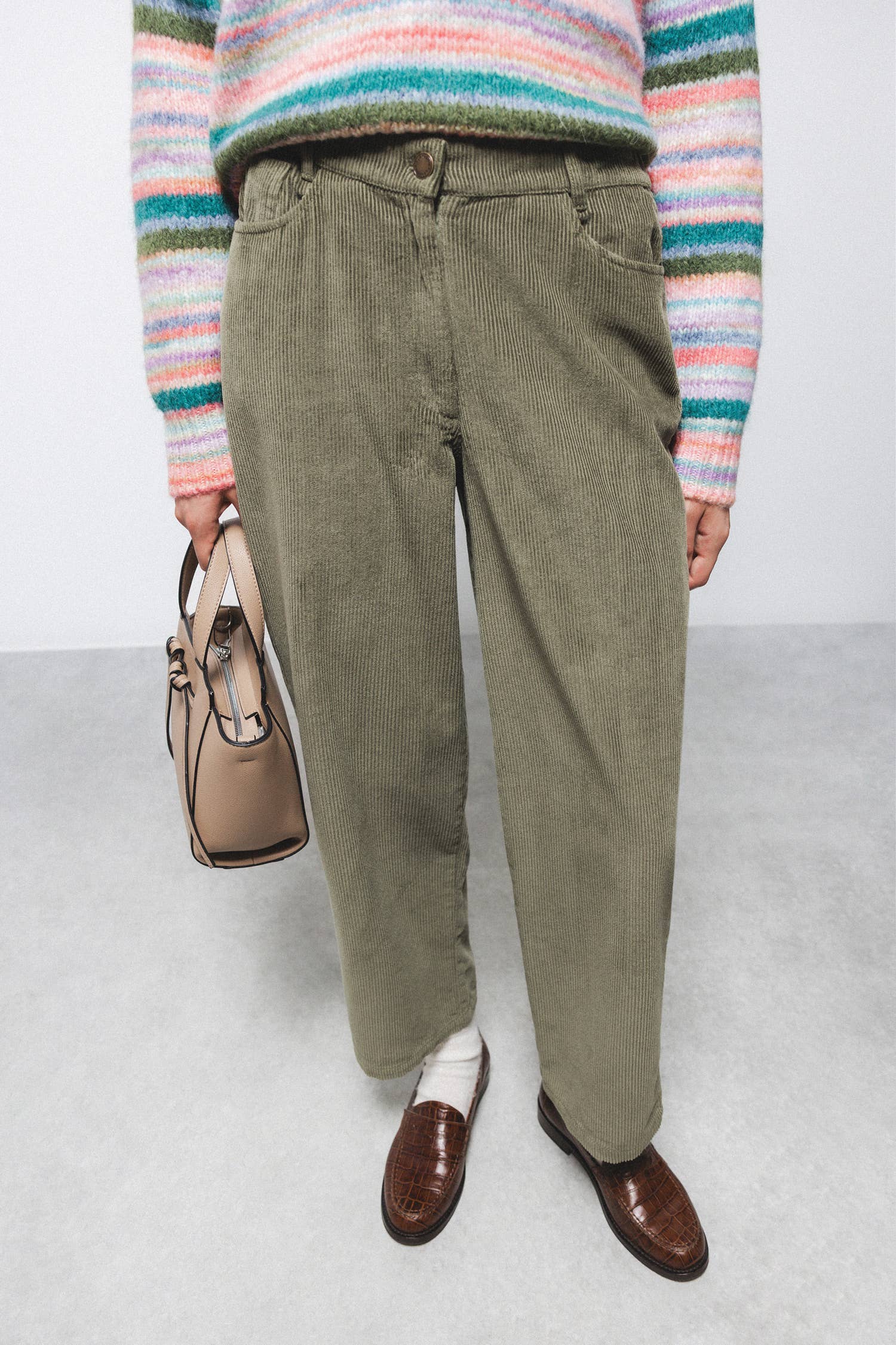 Pantaloni in velluto a coste con elastico in vita