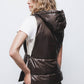 Gilet imbottito con cappuccio e lacci laterali